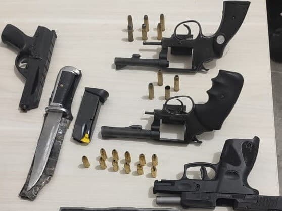 Homem é preso tentando arremessar celulares, carregadores e corda para dentro de presídio em Cajazeiras