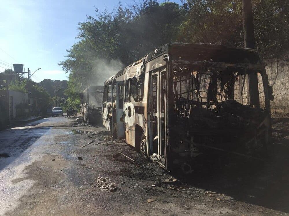 Ambulância e diversos ônibus são incendiados na madrugada durante atentados em Manaus