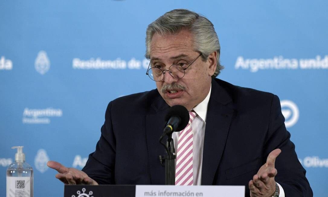 Fernández diz que brasileiros vieram da selva e argentinos chegaram de barco da Europa