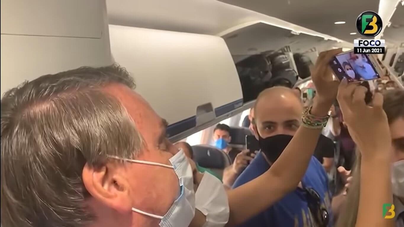 Presidente entra em voo comercial no Espírito Santo e ouve gritos de 'genocida', 'Fora Bolsonaro' e 'mito'