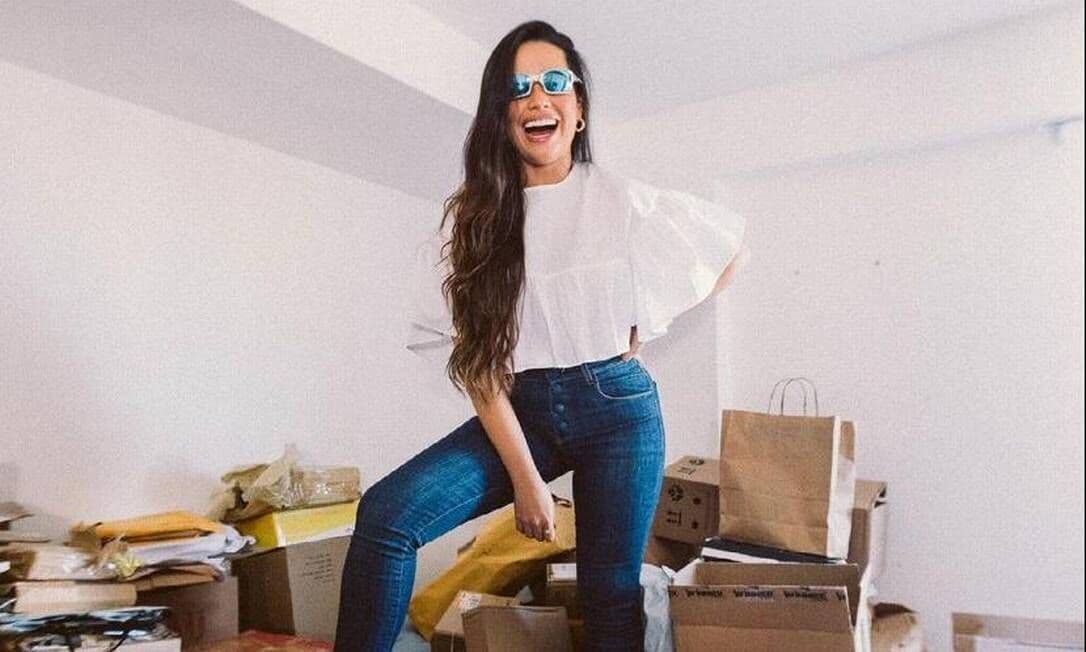 Juliette mostra antigo quarto lotado de presentes dos fãs