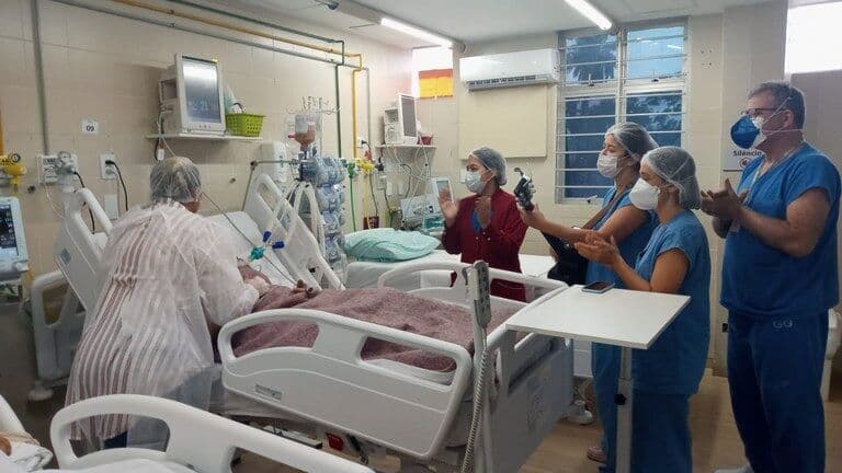Intubada há 20 dias, jovem acorda um dia antes do aniversário e recebe parabéns com música na Frei Damião