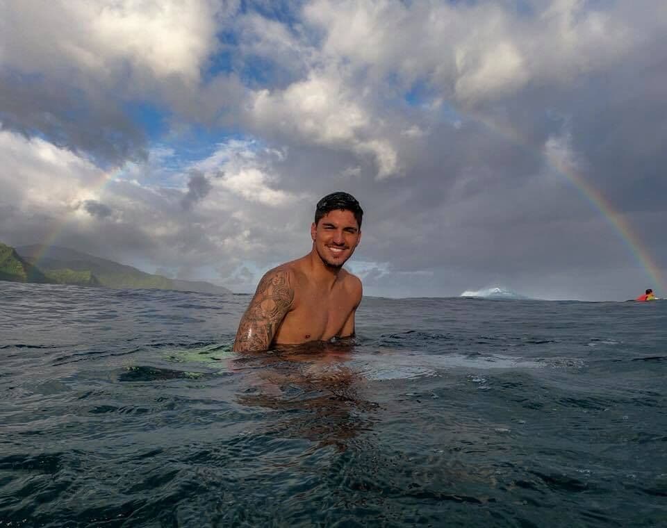 Com Neymar, Gabriel Medina faz festa temática para celebrar os 26 anos com amigos famosos