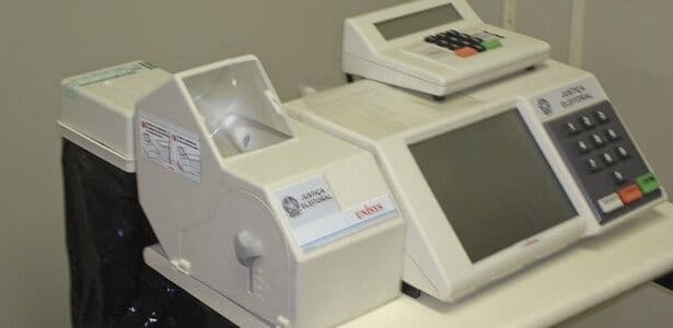 Presidente do TSE se reúne com deputados que analisam voto impresso