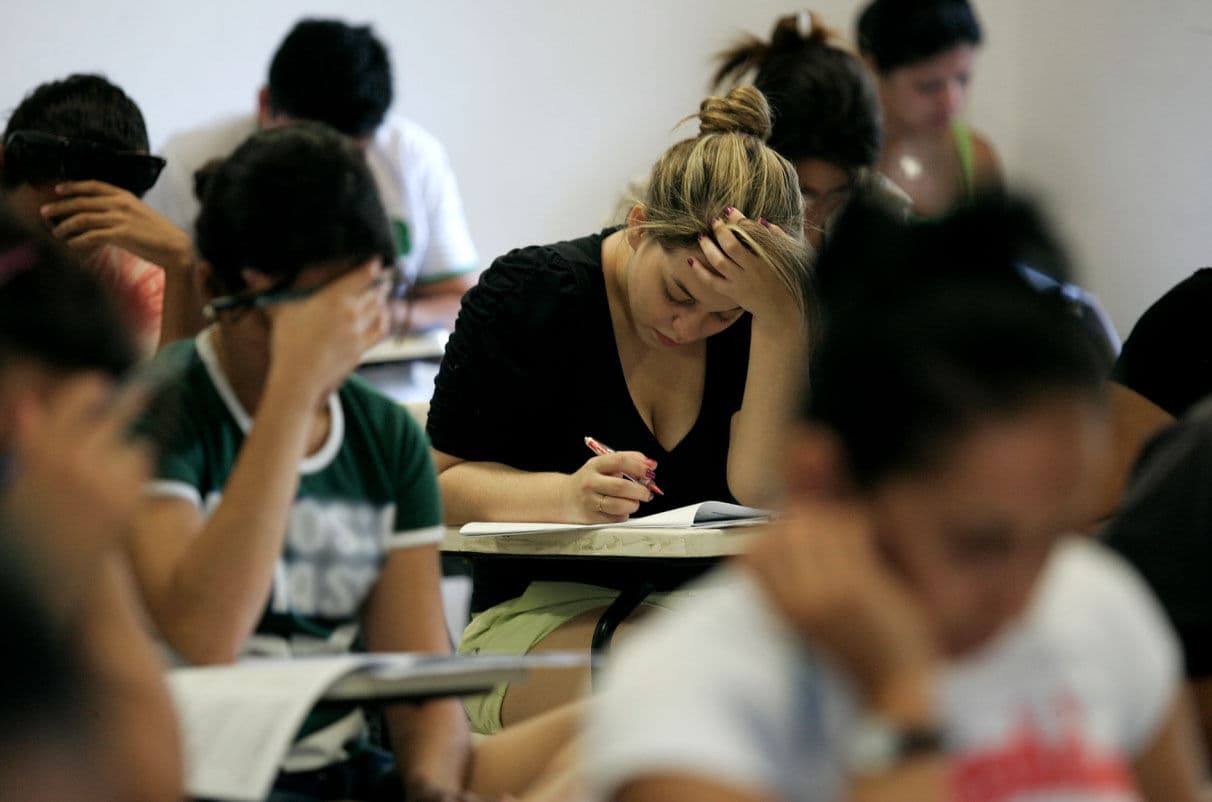 UERN retifica editais de concursos com 116 vagas para níveis médio e superior