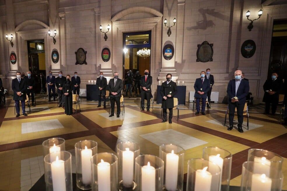 Fernández presta homenagem aos quase 100 mil mortos pela Covid na Argentina