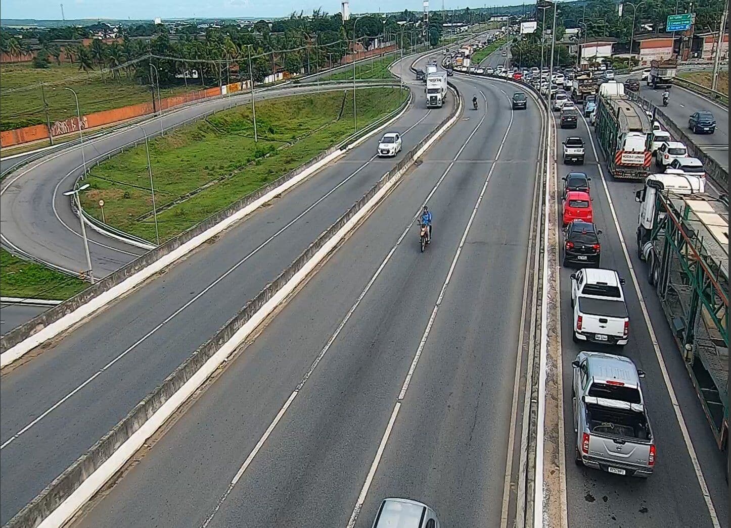 Trânsito fica lento entre viadutos do Geisel e Oitizeiro, em João Pessoa, após acidente