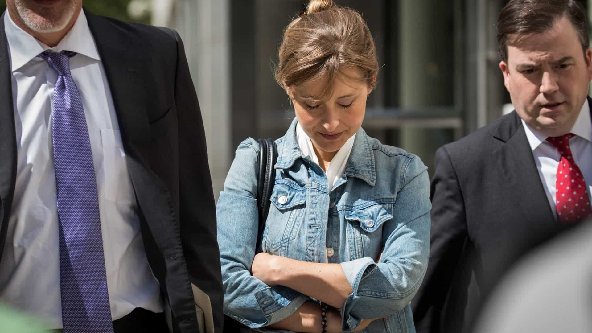 Atriz de 'Smallville' pede desculpas a vítimas de culto de escravidão sexual