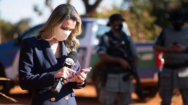 Repórter do SBT é mordida por pitbull em cobertura sobre caso Lázaro