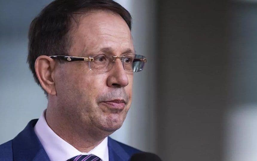 Carlos Wizard chega ao Brasil, entrega o passaporte à PF e depõe na CPI da Covid na quarta