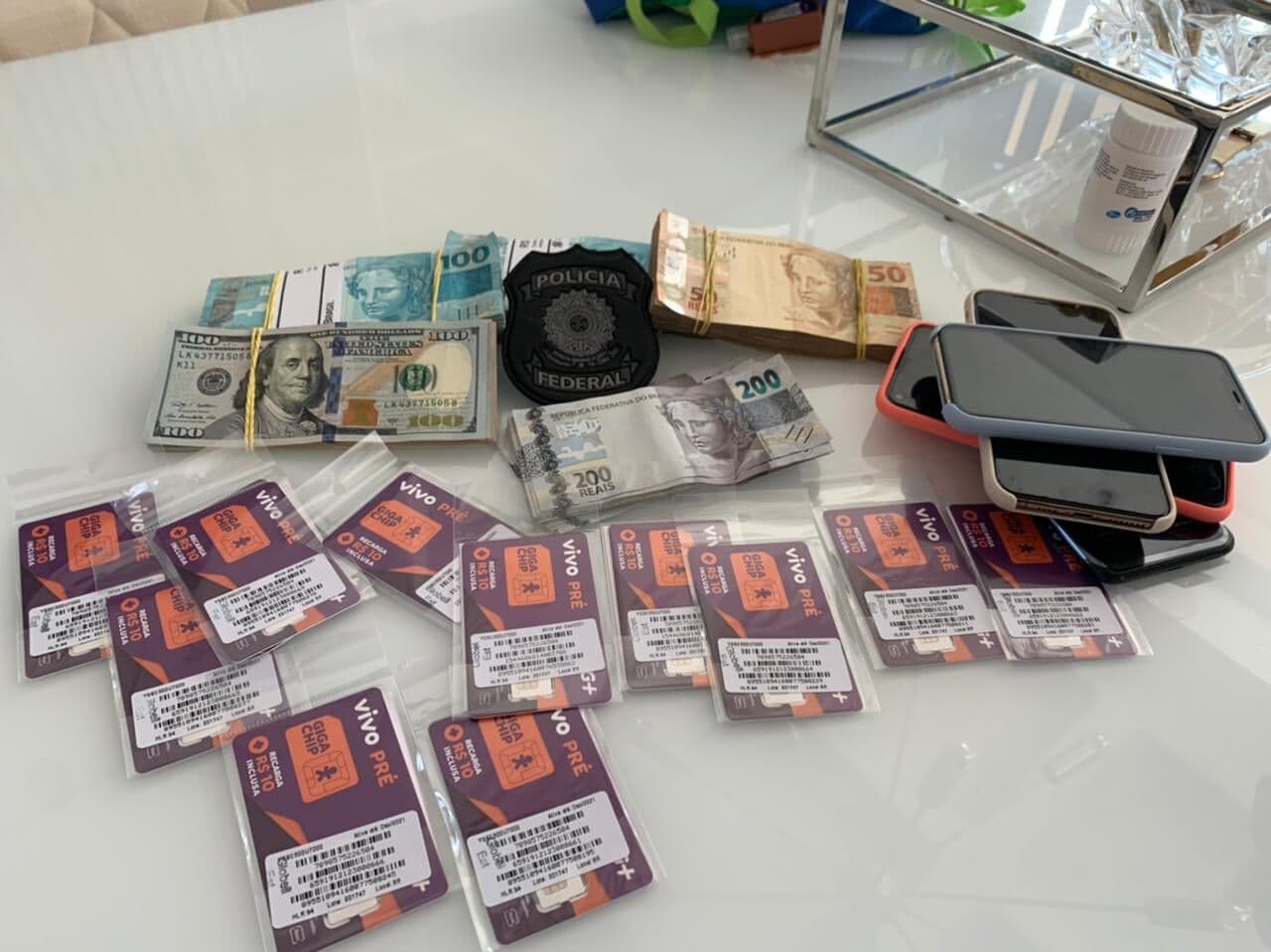 PF apreendeu 35 mil em reais, 1.700 em dólares, carros de luxo e documentos falsos ao capturar foragido do PB1 mais procurado da Paraíba
