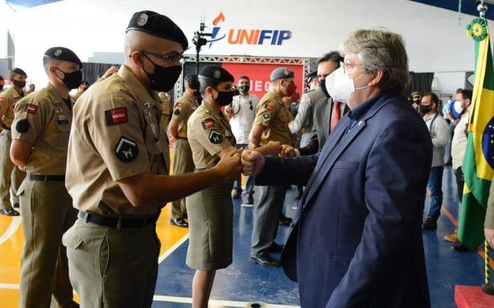 Governador João Azevêdo prestigia formatura de novos policiais e bombeiros e inspeciona obras do Centro de Comando e Controle de Patos