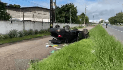 Carro capotado é saqueado por populares em João Pessoa