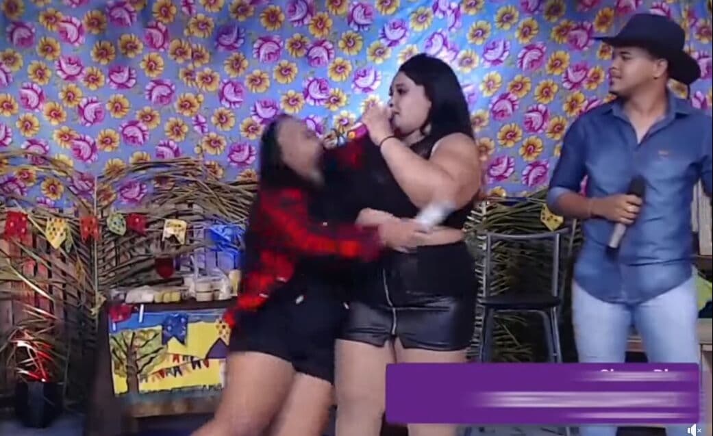 Cantora desmaia durante live e amiga pede para show continuar