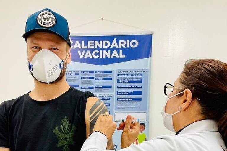 Rodrigo Hilbert se vacina e vira alvo de piadas: 'inventou a seringa'