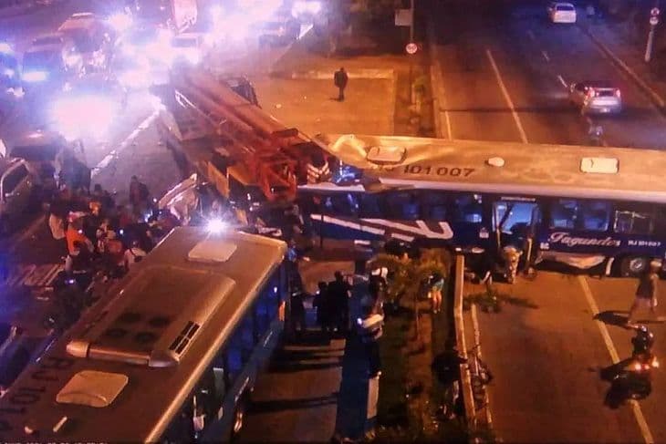 Acidente entre guindaste, ônibus e carros deixa uma pessoa morta e 11 feridas em Niterói