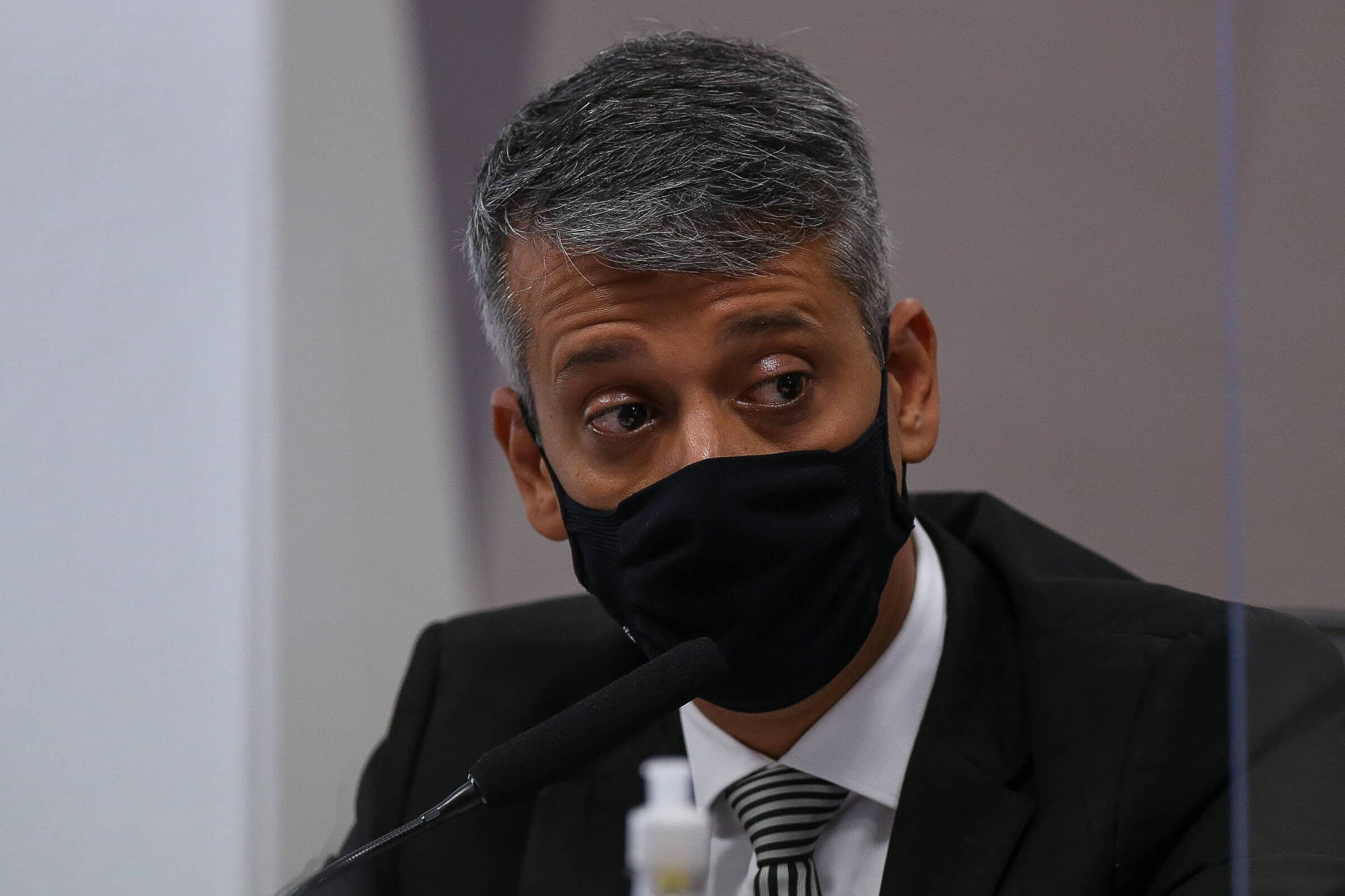Ex-diretor nega propina, reforça à CPI negociação paralela de vacina e deixa lacunas sobre jantar que o derrubou do ministério
