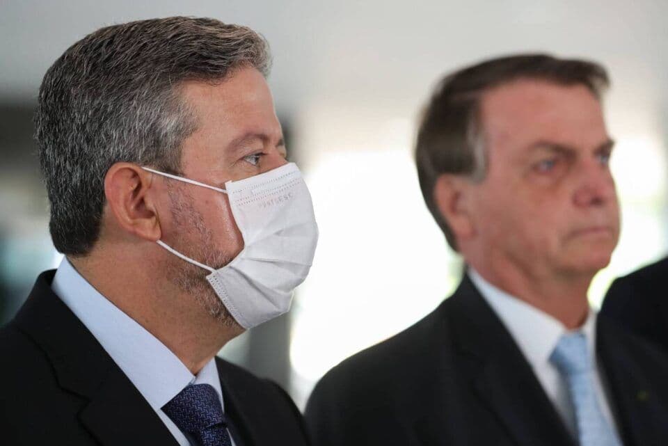 Lira vê 'oportunismo' e não critica falas golpistas de Bolsonaro; oito partidos reagem às ameaças