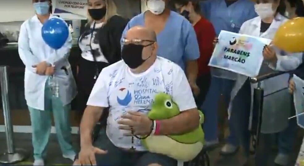 Paciente tem alta após 9 meses de internação por Covid-19 em Santa Catarina