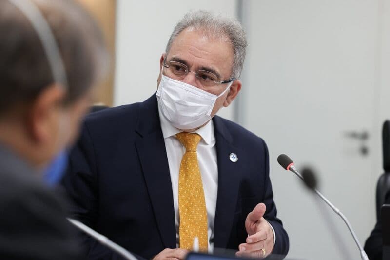 Antecipar 2ª dose e vacinar adolescentes 'rompem' pacto nacional, diz Queiroga