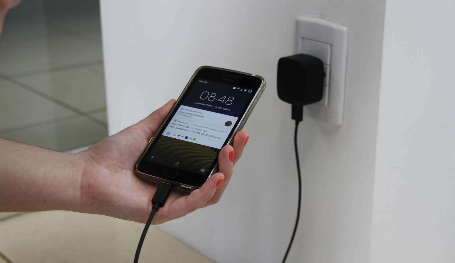 Manusear celular conectado ao carregador aumenta risco de choque e acidente fatal, alerta Energisa