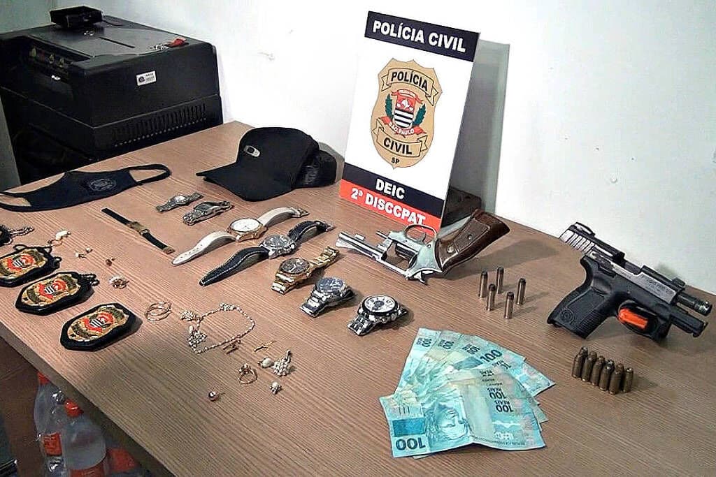 Polícia prende trio suspeito de roubar 17 armas e R$ 1 milhão em relógios de luxo em São Paulo