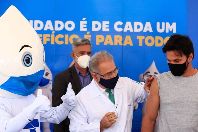 Ministério da Saúde decide manter intervalo de 3 meses entre doses da AstraZeneca e Pfizer