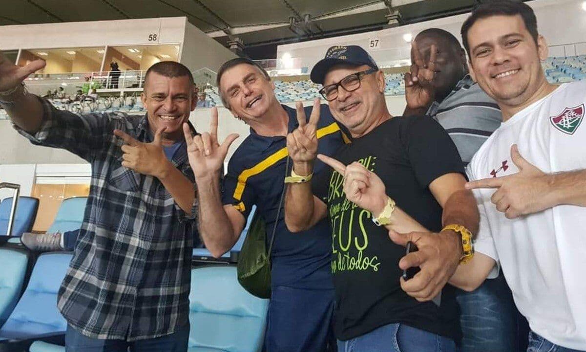 Nas redes, Queiroz reclama de aliados de Bolsonaro e diz que 'metralhadora está cheia'