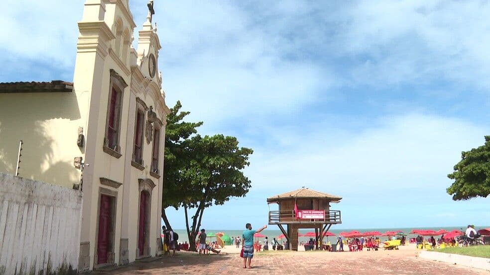Trecho da praia perto da Igrejinha de Piedade é interditado para banho de mar após dois ataques de tubarão em 15 dias
