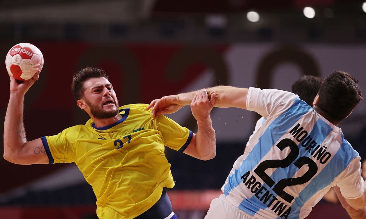 Seleção de handebol vence Argentina e continua viva na Olimpíada