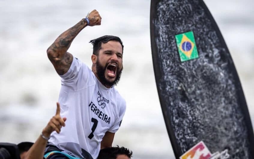 Ouro em Tóquio, Italo Ferreira chega a terra natal no RN e já vai surfar