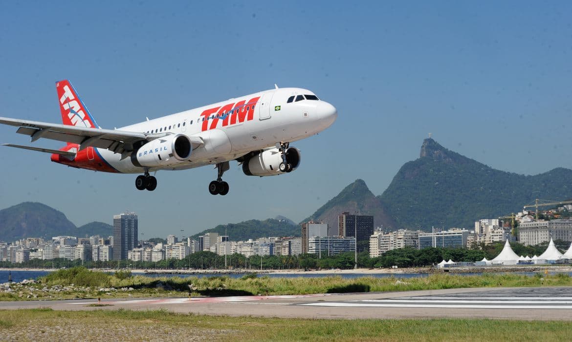 Protesto dos caminhoneiros cancela 3 voos para Brasília e deixa aeroporto sem combustível