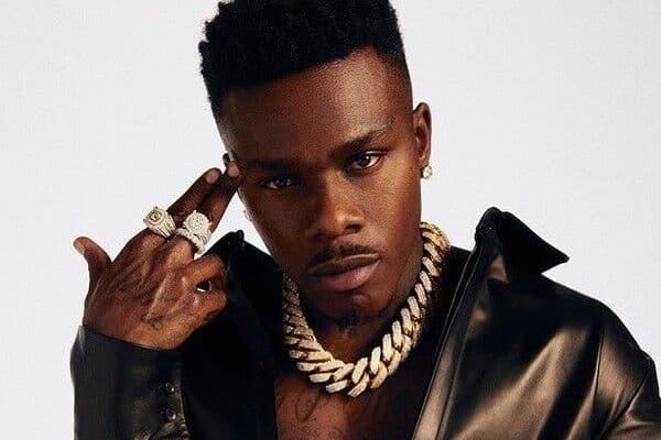 Rapper que cantou com Anitta é excluído do Lolapalooza por homofobia