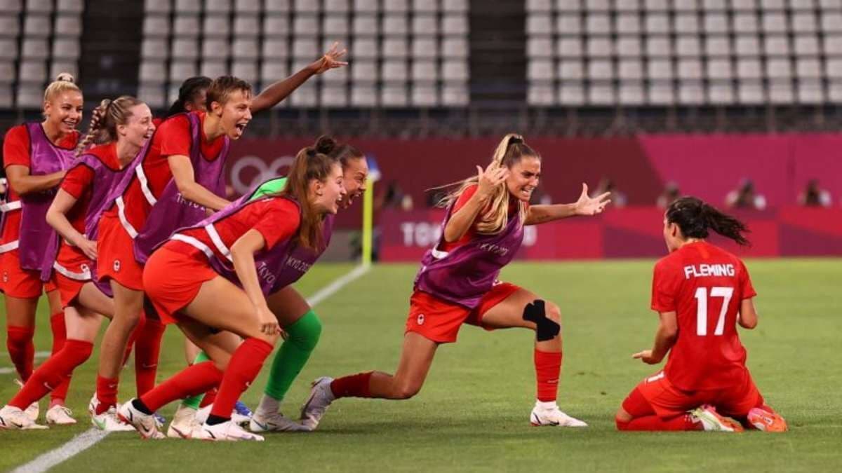 Canadá bate EUA no futebol feminino pela primeira vez em 20 anos e vai à final