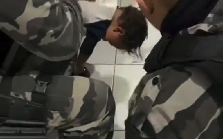 Criança de um ano é salva por policiais militares após se engasgar em João Pessoa