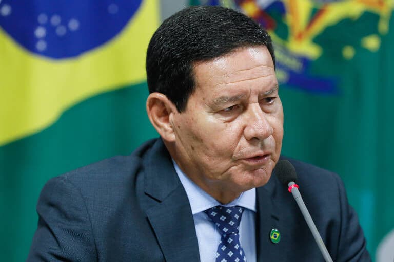 Mourão ironiza veículos militares e diz que desfile para intimidar Congresso seria ridículo