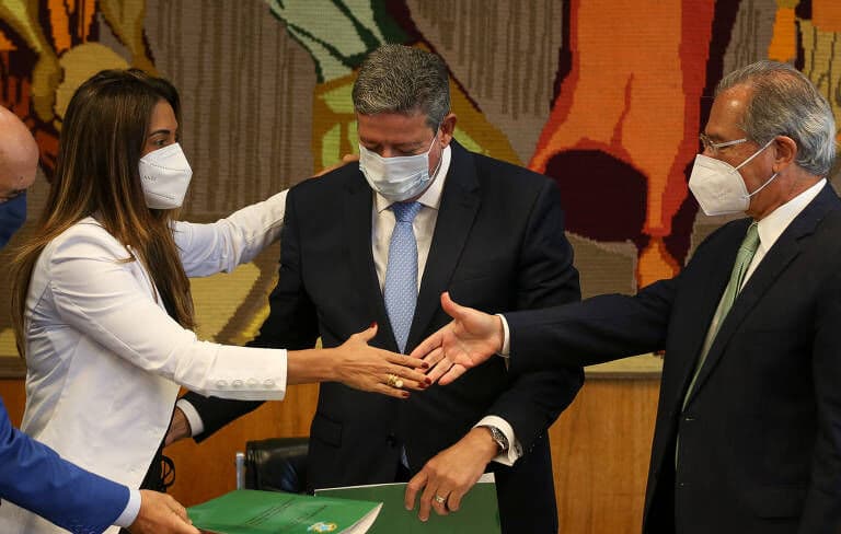 CNI, estados e auditores entregam manifesto por reforma tributária ampla ao Senado
