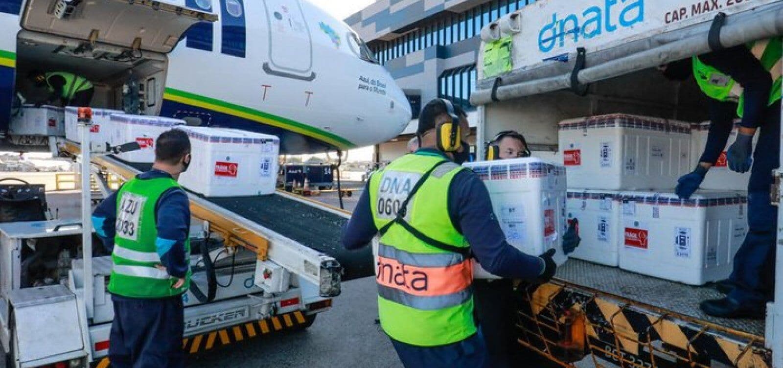 Ministério da Saúde admite que 9,5 milhões de doses de Pfizer e CoronaVac estão paradas no centro de distribuição da pasta