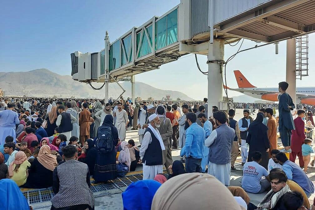 Tumulto no aeroporto de Cabul deixa mortos; voos comerciais são cancelados