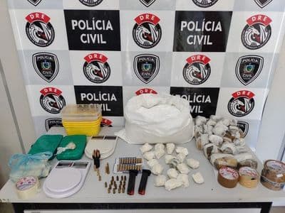 Polícia prende casal suspeito de abandonar filhos em casa para traficar drogas na Paraíba