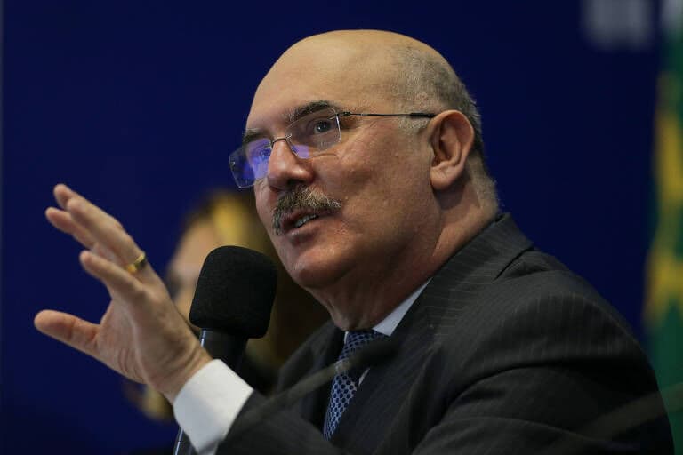 Milton Ribeiro cita calote do Fies para justificar fala de que universidade é para poucos