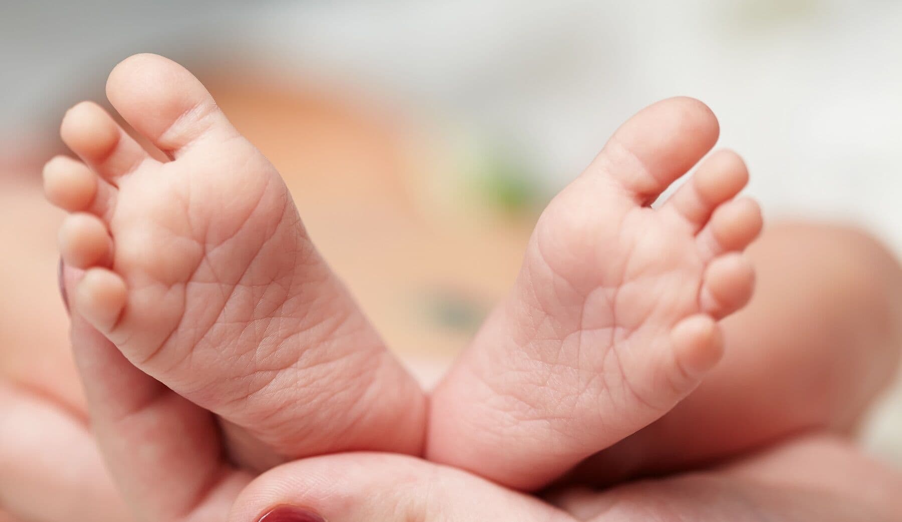 Recém-nascida é encontrada abandonada em calçada, no bairro do Varadouro, em João Pessoa