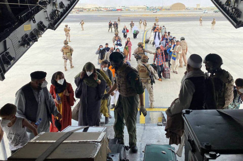 Após crise política, Afeganistão pode sofrer 4ª onda de Covid