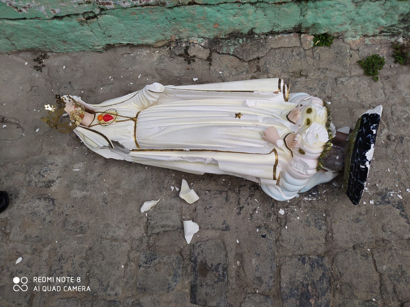 Após ser roubada, imagem de Nossa Senhora de Fátima é encontrada quebrada em Esperança