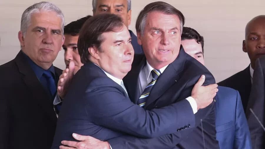 Rodrigo Maia diz achar que Bolsonaro é gay: 'Ele não consegue assumir'