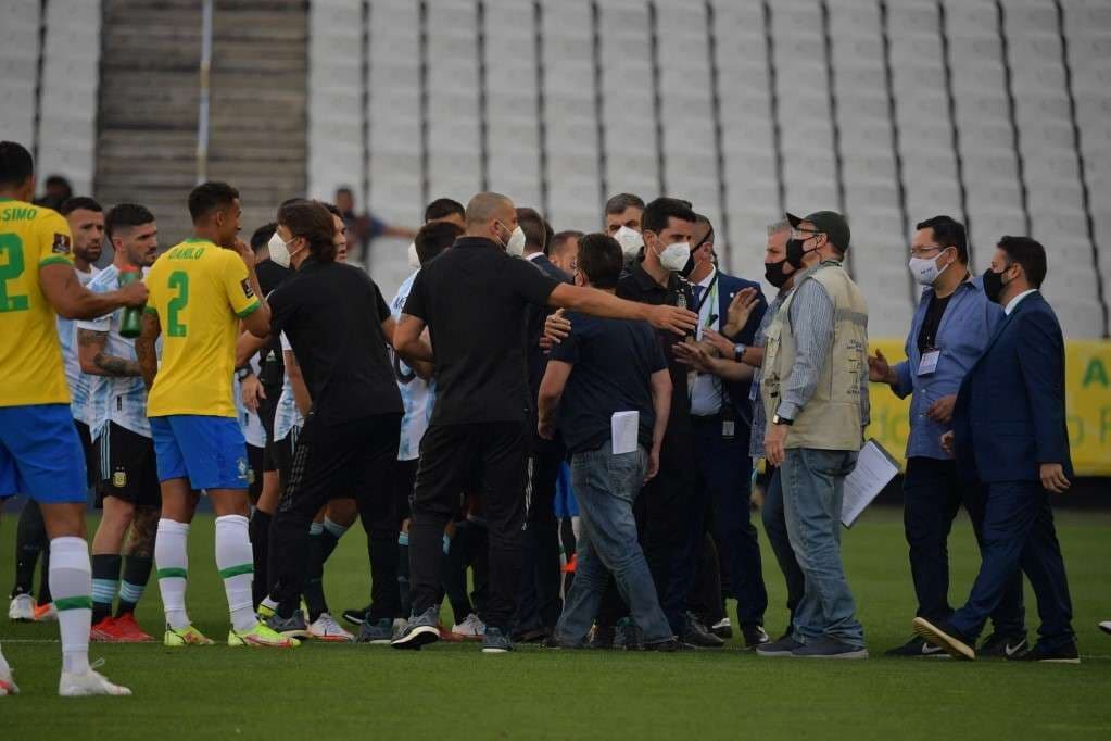 Após jogo suspenso, seleção argentina deixa o Brasil 'escoltada' por embaixador
