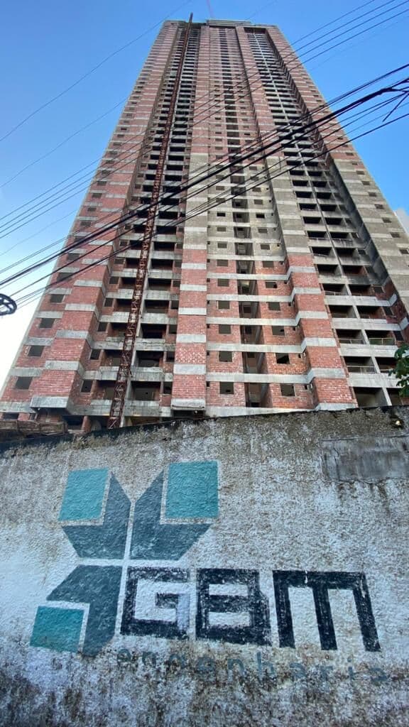 Justiça determina que construtora GBM e banco retirem guindaste de prédio Liége, abandonado no Altiplano, em João Pessoa