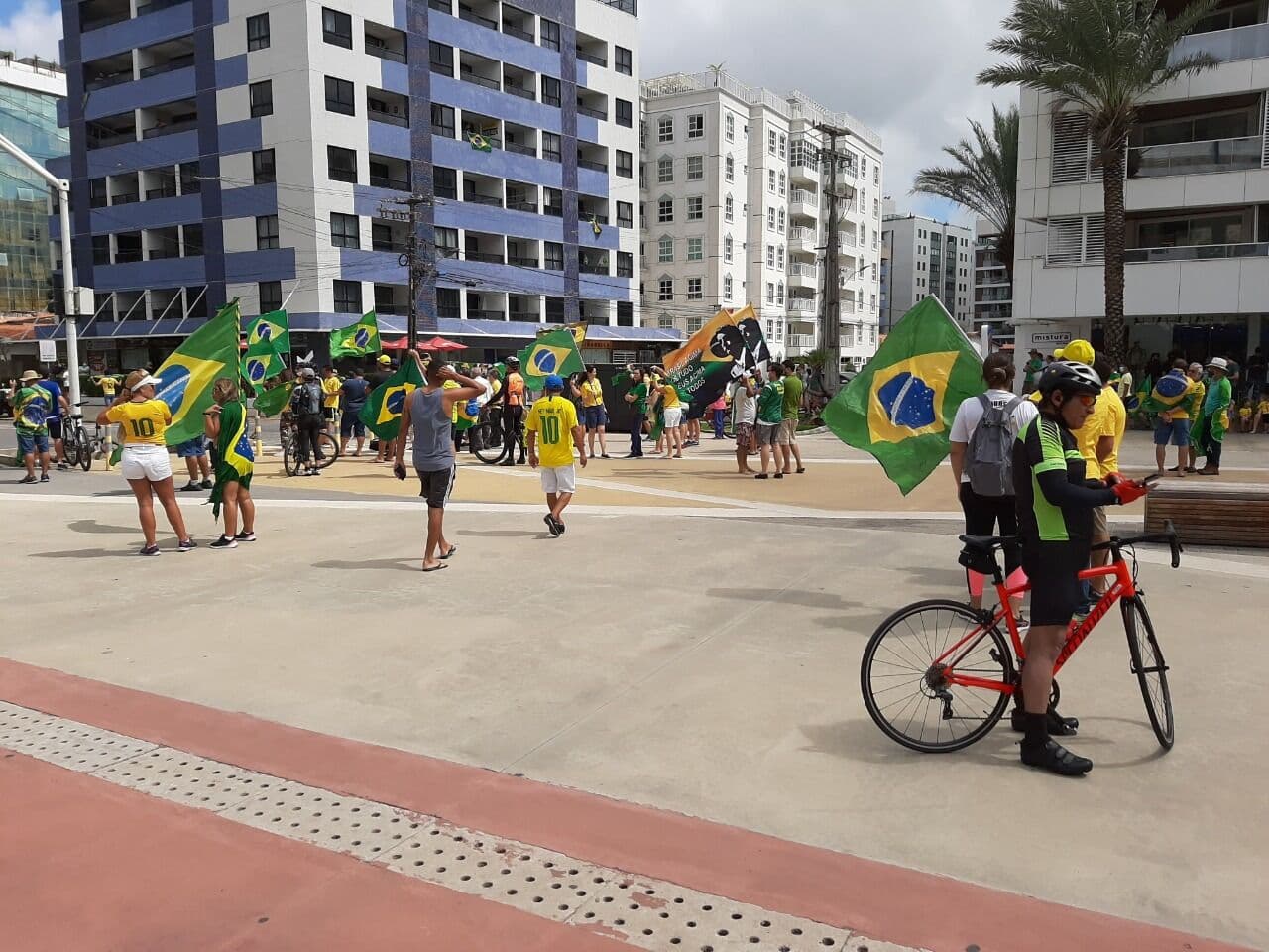 Busto de Tamandaré recebe manifestantes pró e contra Jair Bolsonaro; PM faz barreira entre grupos