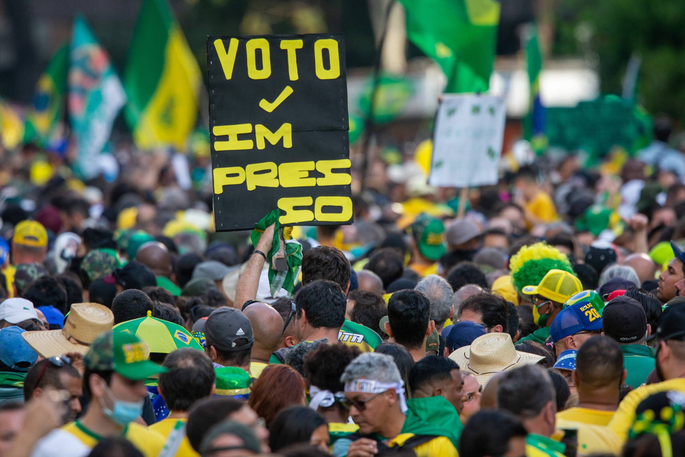 Radicalização de Bolsonaro fragiliza base, e Congresso deve devolver MP das fake news