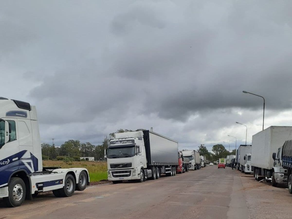 Polícia Rodoviária Federal desbloqueia rododovias ocupadas por caminhoneiros em oito estados